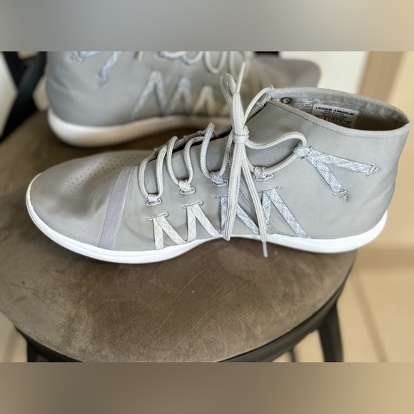 Size 10.5 Under Armour gray/ white Street Precision Mid Running shoes - Picture 3 of 7